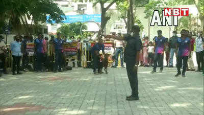 Tamilnadu News: रिंग के घेरे में कूदकर तमिलनाडु पुलिस की डॉग स्क्वॉड ने दिखाए करतब, देखें वीडियो