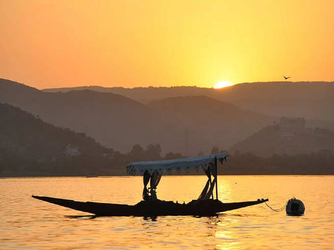 उदयपुर में पिछोला झील पर सूर्यास्त देखें - Sunset boat ride on Lake Pichola in Udaipur in Hindi