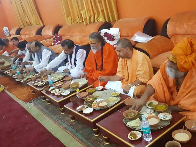महंत नरेंद्र गिरि के साथ भोजन के दौरान सीएम योगी और उनके मंत्री