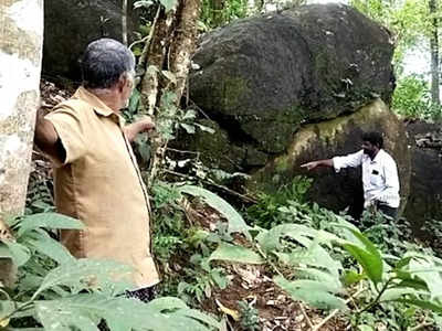 ഭീഷണിയായി കൂറ്റൻ പാറക്കൂട്ടം; പൊളിച്ചുനീക്കണമെന്ന് പ്രദേശവാസികൾ