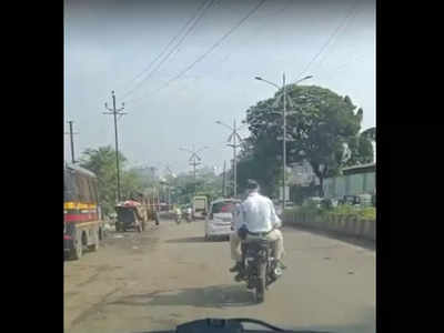 kalyan Traffic police : नंबरप्लेट नसलेल्या बाइकवरून वाहतूक पोलिसांची राइड; नियम फक्त सर्वसामान्यांनाच का?