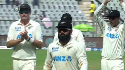 India Vs New Zealand: एजाज पटेल के एक पारी में 10 विकेट झटकने पर आर अश्निन ने खड़े होकर बजाई ताली