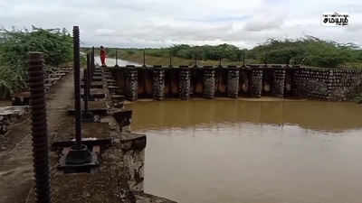 தடுப்பணையில் சேதம்; தண்ணீரை வீணாக்காமல் சரி செய்ய கோரிக்கை!