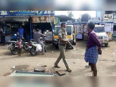 கடையை எடுக்க மறுத்த கடைக்காரர்கள்; பொருட்களை பிடுங்கி சென்ற போலீஸ்