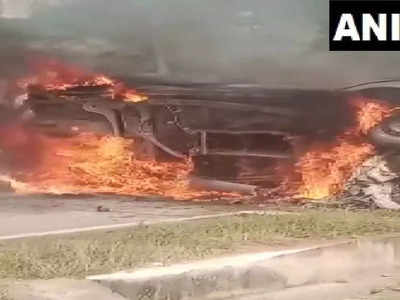 आंध्र प्रदेश में भीषण सड़क हादसा, डिवाइडर से टकराकर आग का गोला बन गई कार, 5 लोगों की मौत