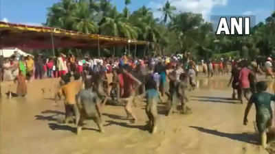 karnataka news: कर्नाटक में बच्‍चों, महिलाओं का कीचड़ में खेला