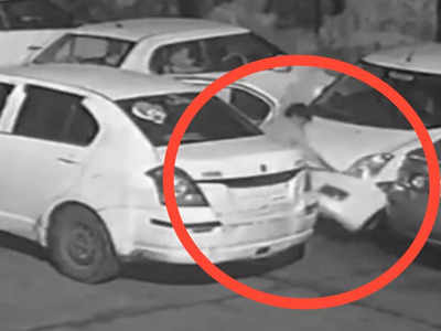 CCTV : पार्किंगमध्ये उभी होती कार, कारमधून आलेल्या चोरट्यानं बघा काय केलं?