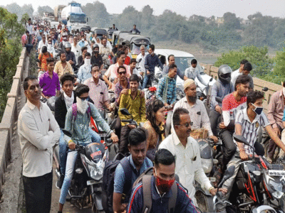 वाळूच्या ट्रॅक्टरचे चाक निखळल्याचे निमित्त झाले आणि...