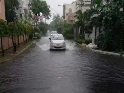 জল রুখতে বাগজোলার পাড় উঁচু করছে হিডকো