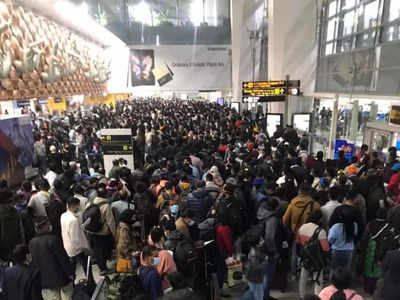 Delhi Airport News: दिल्ली एयरपोर्ट पर एजेंसियों के बीच तालमेल की कमी से लग रही हैं यात्रियों की लंबी-लंबी लाइनें!