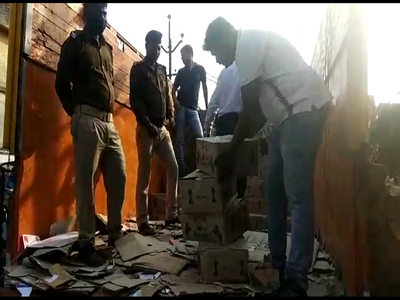 Bihar News : राजधानी पटना में पकड़ी गई अवैध शराब बड़ी खेप, ट्रक में भरी रद्दी के बीच छिपा कर रखी थीं पेटियां, दो गिरफ्तार