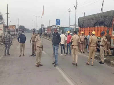 गावातील चौकात झेंडा लावण्यावरून तणाव; दोन गटांमध्ये दगडफेक