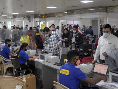 Omicron in Delhi: एयरपोर्ट से LNJP पहुंचे 30 यात्रियों में 22 कोविड पॉजिटिव, एक में मिला ओमीक्रोन