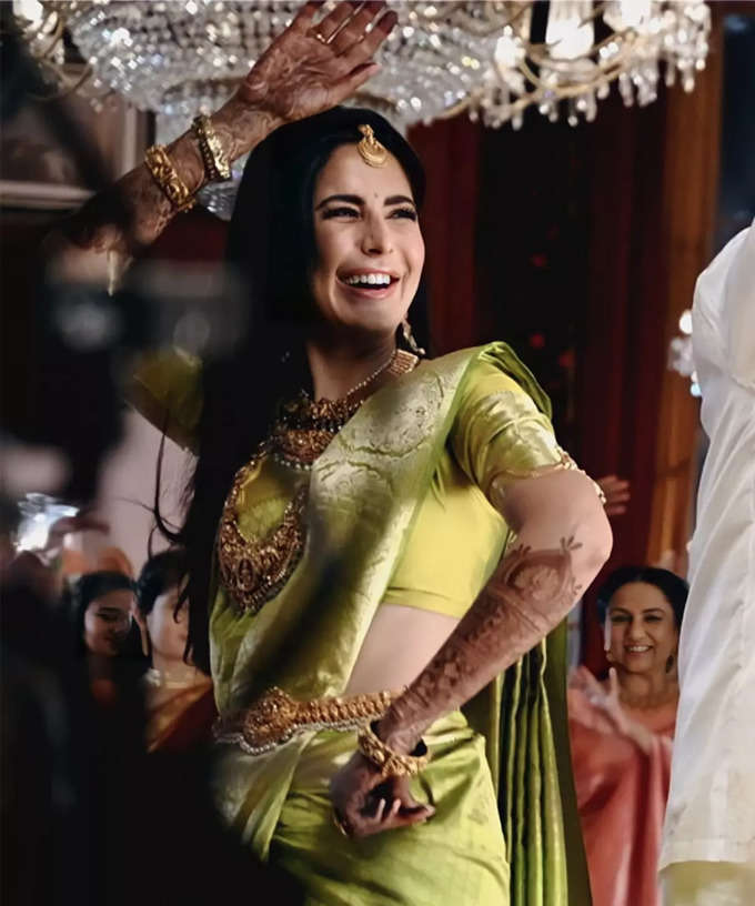 Katrina Kaif dancing and Flaunting her Mehendi