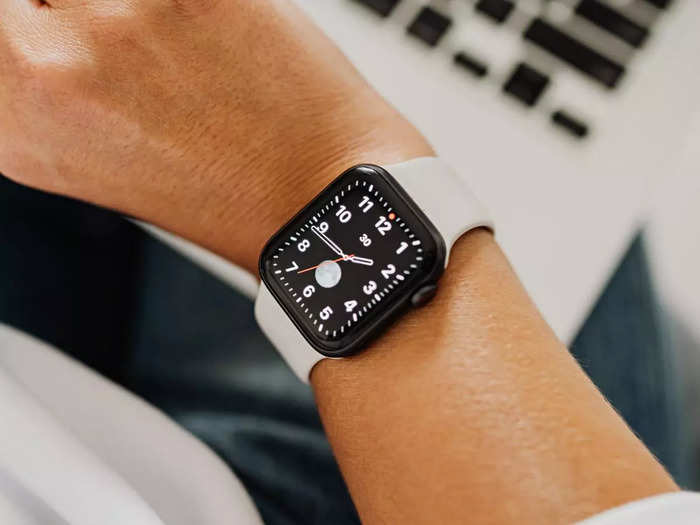 इन Smartwatch को पहनकर स्टाइलिश दिखने के साथ ट्रैक करें अपनी फिटनेस, मिल रही है 50% तक की छूट