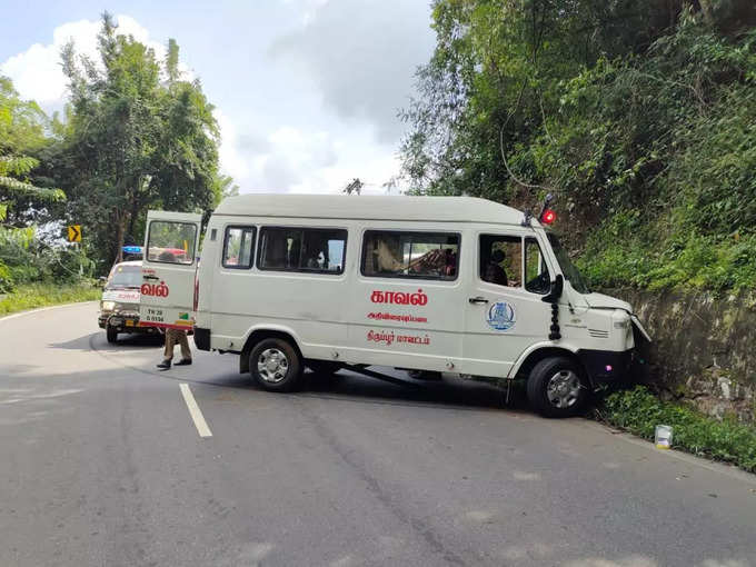 सीडीएस जनरल बिपिन रावत, उनकी पत्नी और 11 अन्य अफसरों के पार्थिव शरीर को ले जा रही गाड़ियों में से एक हादसे का शिकार हुई। कोयंबटूर में मेट्टापलयम के नजदीक बुर्लियार में हुआ हादसा। (इनपुट- अमनदीप सिंह, NBT)