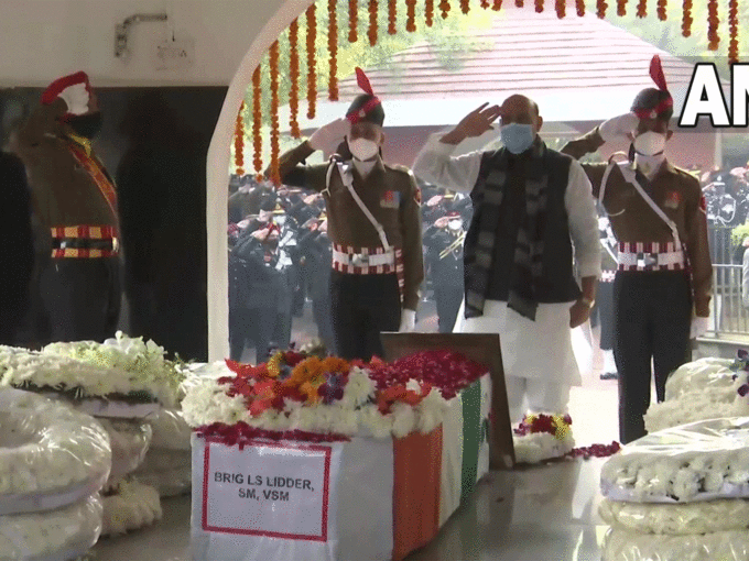 रक्षा मंत्री राजनाथ सिंह ने दी श्रद्धांजलि