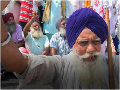 Farmers Protest: एक साल से ज्यादा चला किसान आंदोलन...कभी ट्रैक्टर परेड निकालकर दिखाई ताकत तो कभी टिकैत ने की भावुक अपील