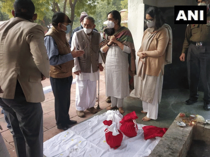 सीडीएस रावत और पत्नी मधुलिका की अस्थियां