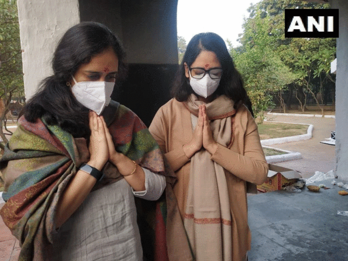 हाथ जोड़ माता-पिता को किया याद