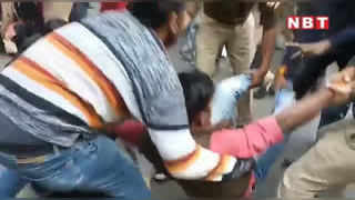 Lucknow: भाजपा कार्यालय के बाहर प्रदर्शन कर रहे अभ्यर्थियों को उठाकर ले गई पुलिस