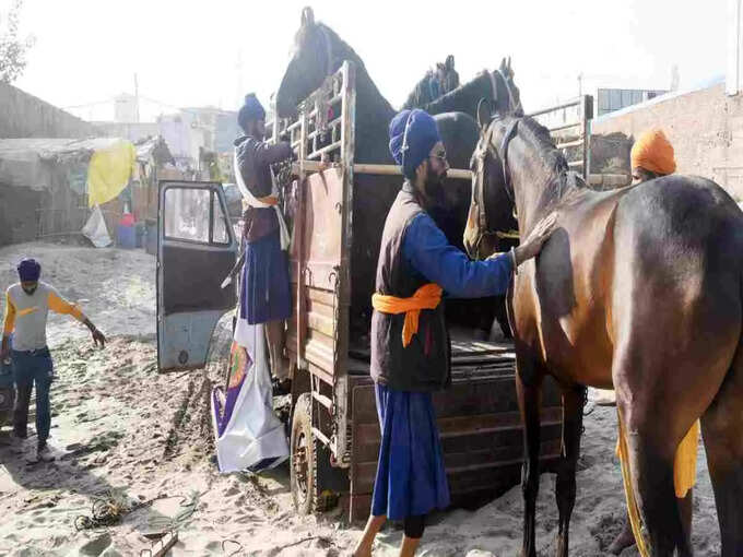 एक शहर बस गया था, एक शहर उजड़ रहा है