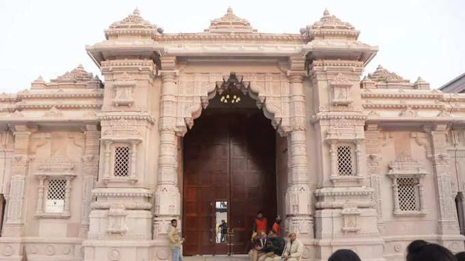 गंगा की धारा से 22 मीटर ऊपर है मंदिर का चौक