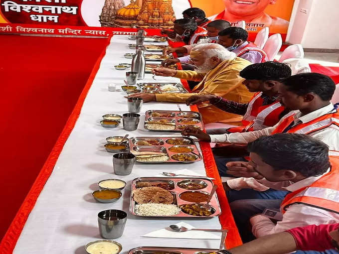 मजदूरों के साथ पांत में बैठकर खाना खाते नजर आए प्रधानमंत्री नरेंद्र मोदी