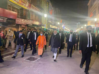 pm modi varanasi visit : PM मोदींचे रात्रीत काशी दर्शन, रेल्वे स्टेशनला दिली अचानक भेट