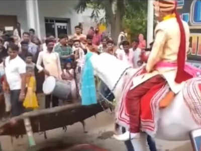 Viral Video: ಭಾರೀ ಶಬ್ದಕ್ಕೆ ದಿಕ್ಕೆಟ್ಟು ಓಡಿ ಹೋಯಿತು ವರ ಕುಳಿತಿದ್ದ ಕುದುರೆ! : ಸಂಬಂಧಿಕರು ಕಕ್ಕಾಬಿಕ್ಕಿ!