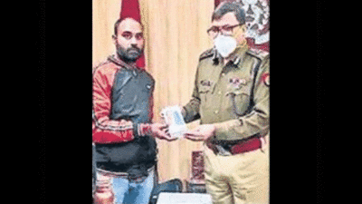 Lucknow news: प्रदर्शन के दौरान बना रहा था वीडियो, दरोगा ने तोड़ा मोबाइल, लखनऊ के पुलिस कमिश्नर ने नया खरीदकर दिया