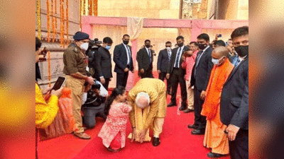 PM modi respect woman: वाराणसी में महिला के पांव छूने के लिए जब झुके पीएम नरेंद्र मोदी, नारी सम्मान की वायरल हुई तस्वीर