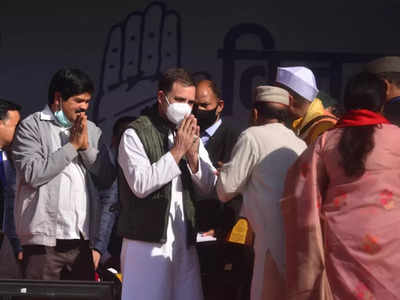 सभा के मंच पर मंत्रोच्चार, हाथ जोड़े नेता, देहरादून में राहुल गांधी ने की तीर्थ पुरोहितों को साधने की कोशिश