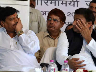 Akhilesh-Shivpal Meeting: सालों बाद शिवपाल से मिलने घर पहुंचे अखिलेश यादव, हो सकता है गठबंधन