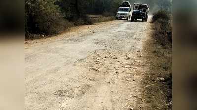 Sonbhadra News: नक्सल प्रभावित होने के कारण गड्ढों भरी सड़क से गुजरने को मजबूर हैं 60 से ज्यादा गांव के लोग