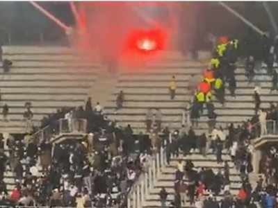 Video : लाईव्ह मॅचवेळी राडा! हाणामारीनंतर प्रेक्षकांनी स्टेडियममध्ये लावली आग