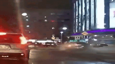 रूस में सड़क पर दौड़ रही कार अचानक जमीन में समायी, यकीन न आए तो वीडियो देखें