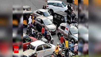 Traffic: సిగ్నల్ వద్ద ఇంట్రెస్టింగ్ సీన్.. వందకి వంద మార్కులేసిన ట్రాఫిక్ పోలీస్.. హ్యాట్సాఫ్!!