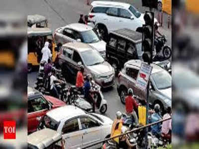 Traffic: సిగ్నల్ వద్ద ఇంట్రెస్టింగ్ సీన్.. వందకి వంద మార్కులేసిన ట్రాఫిక్ పోలీస్.. హ్యాట్సాఫ్!!