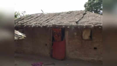 एमपी में प्रधानमंत्री आवास के नाम पर बनाकर दे दी झोपड़ियां, आदिवासियों से रिश्वत में रुपये और चिकन लिए