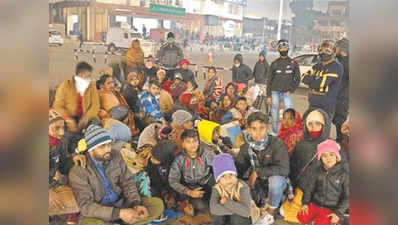 Punjab Farmers agitation: स्टेशन पर गुजारनी पड़ी रात... घर जाने के लिए मारामारी, 50 ट्रेनें कैंसल होने से दरबदर हुए यात्री