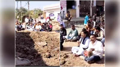 Gwalior News: प्रद्युम्न सिंह तोमर के अंदाज में ही कांग्रेसियों ने खोली विकास कार्यों की पोल, सड़क पर खुदे गड्ढे का ढोल-मंजीरा बजाकर जताया विरोध