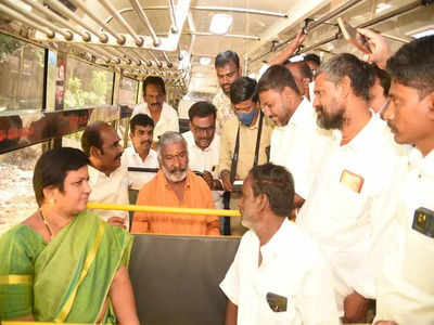 APSRTC బస్సులో ప్రయాణించిన మంత్రి.. టికెట్ కొనుగోలు చేసి రైట్.. రైట్