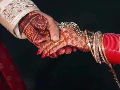 સાત ફેરા કે મંત્ર નહીં પણ ભારતના બંધારણની શપથ લઈને યુવક-યુવતીએ કર્યાં લગ્ન 