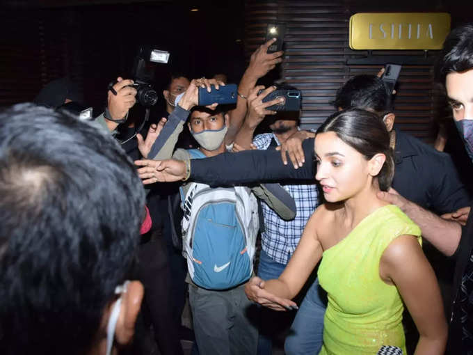 Ranbir kapoor protects Alia bhatt from the crowd