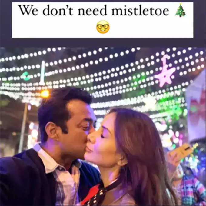 Kim Sharma and Leander Paes kissing photo from christmas celebration 4
