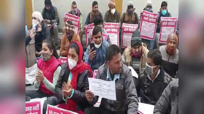 Lucknow: 6 हजार सीटों पर भर्ती से नाखुश अभ्यर्थियों ने बेसिक शिक्षा मंत्री के आवास का किया घेराव
