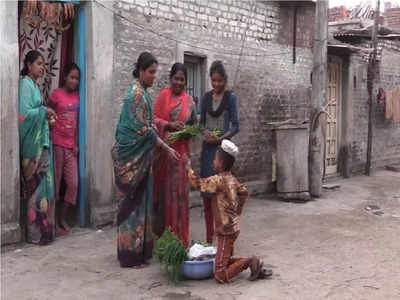 गरिबीचं जीणं आलं वाट्याला, १३ वर्षीय अंकुशकडून भाजीपाला विकून कुटुंबाला हातभार