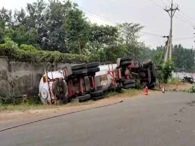 విశాఖ జిల్లాలో తప్పిన ఘోర ప్రమాదం.. ఎల్పీజీ ట్యాంకర్ బోల్తా..!