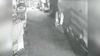 Indore News: बीच सड़क पर प्रेमी ने कर दी महिला की हत्या, सीसीटीवी में कैद हुई वारदात